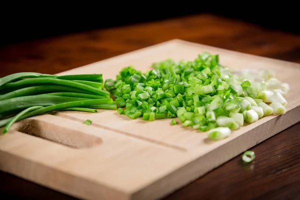 Skivad grön lök stjälkar, mjukt fokus — Stockfoto