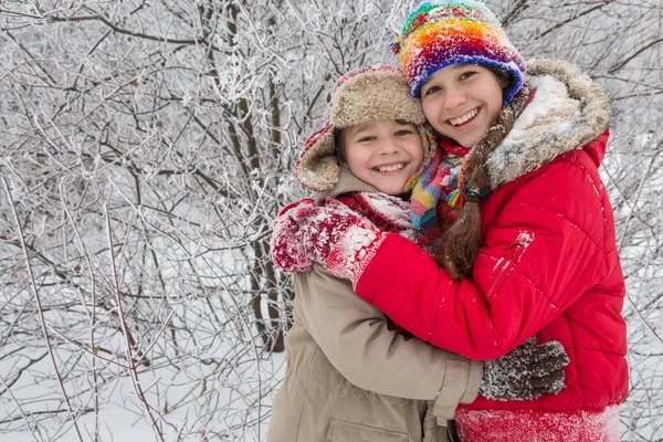 Dvě děti stojí spolu na zimní les — Stock fotografie