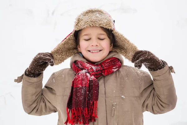 Adorable chico disfrutando del invierno — Foto de Stock