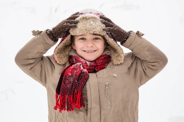 Adorable niño en ropa de invierno — Foto de Stock