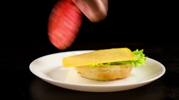 Preparación de sándwich con queso y tomate en plato — Vídeos de Stock