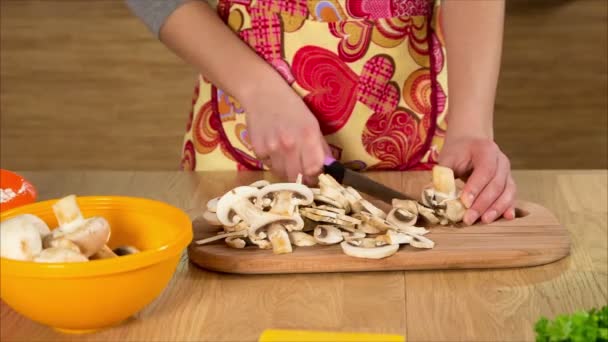 Close-up de mãos de menina cortando os cogumelos na cozinha — Vídeo de Stock