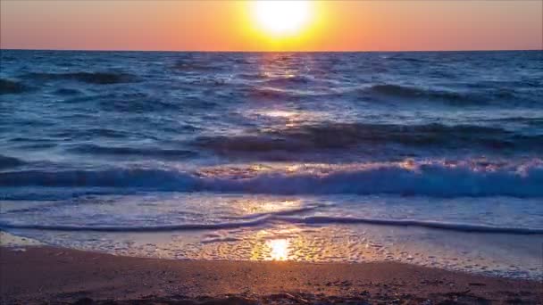 Восход солнца на море и песчаном пляже — стоковое видео