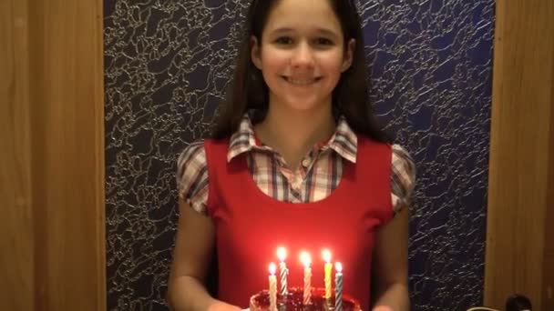 Meisje draagt de cake van de kindverjaardag met kaarsen — Stockvideo