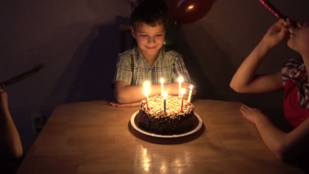 Menino comemorar seu aniversário com a família — Vídeo de Stock