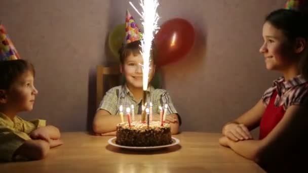 Pojke fira sin födelsedag med familj hemma — Stockvideo