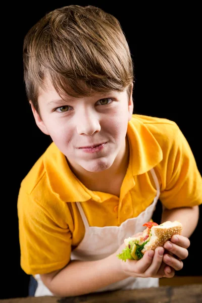Drôle garçon manger sandwich — Photo