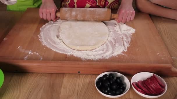 Троє дітей замішують тісто для піци — стокове відео