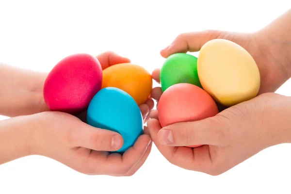 Muitos ovos de Páscoa em duas mãos de criança — Fotografia de Stock