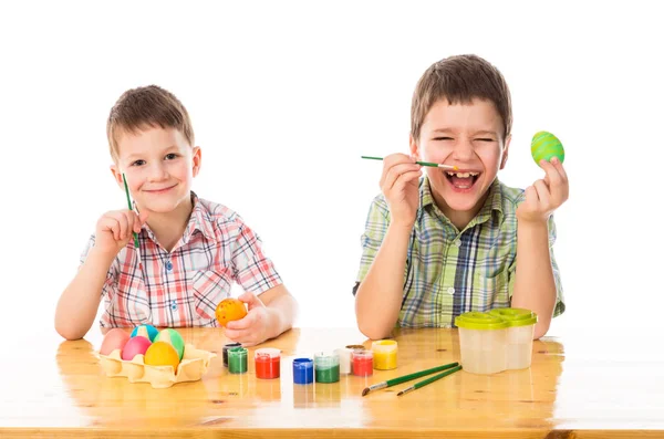 Zwei lächelnde Jungen beim Bemalen von Ostereiern — Stockfoto