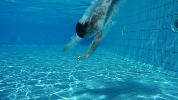 Garçon dans la piscine nager sous l'eau — Video