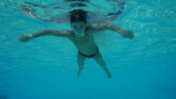 Menino nadar na piscina, subaquático câmera lenta — Vídeo de Stock