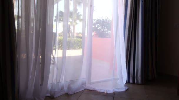 Гойдалка завіса на вітрі в готельному курортному номері — стокове відео