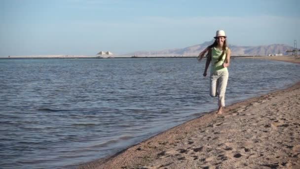 Молодая девушка работает на пляже в Египте курорт, замедленная съемка — стоковое видео