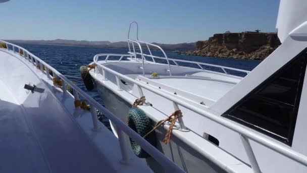 Dvě jachty spojené dohromady houpání na vlnách — Stock video