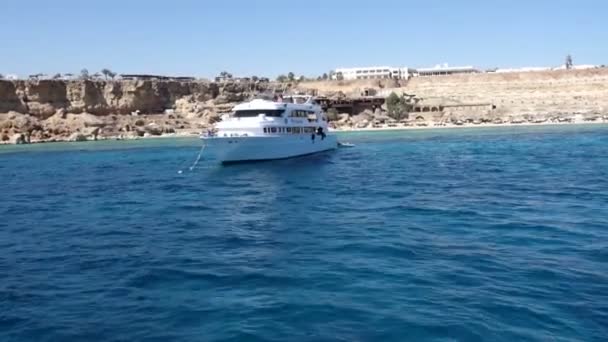 Yacht on the anchor swaying in the bay of Red sea — Stock Video