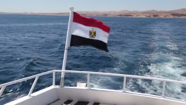 Die ägyptische Flagge auf der weißen Jacht wiegt sich im Wind — Stockvideo