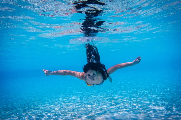 Lány merülés a medence nyitott szemmel — Stock Fotó
