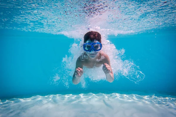 Jongen duik in zwembad — Stockfoto