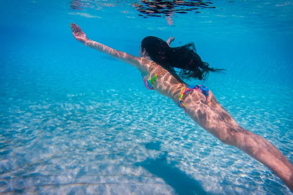 Lány merülés a medence, víz alatti hajtás — Stock Fotó