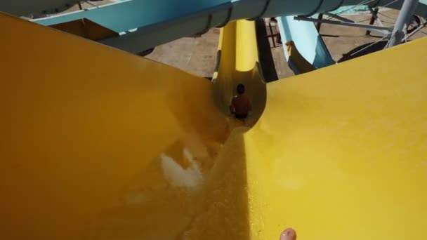 Щасливий хлопчик ковзає на аквапарку — стокове відео