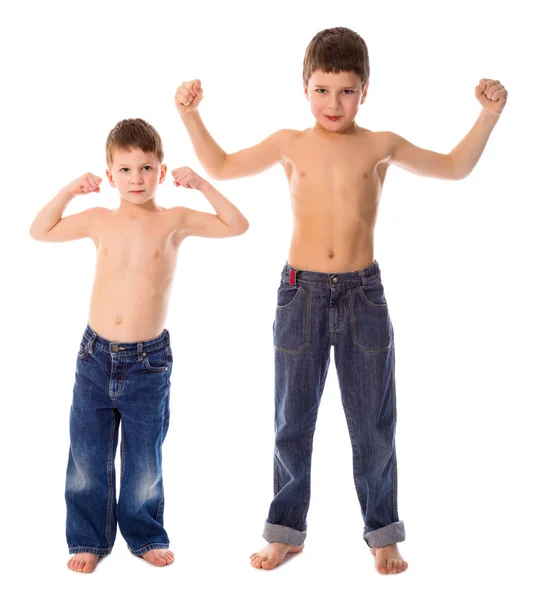 Dva chlapce ukazuje svaly — Stock fotografie