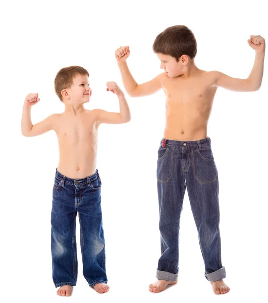 Dois rapazes mostram os músculos um ao outro. — Fotografia de Stock