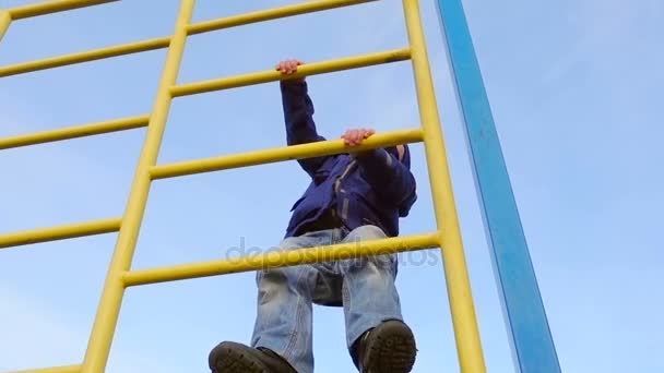 Liten unge klättring på stege på lekplats — Stockvideo