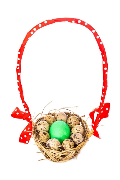 Ovos de páscoa coloridos na cesta decorativa com grama — Fotografia de Stock