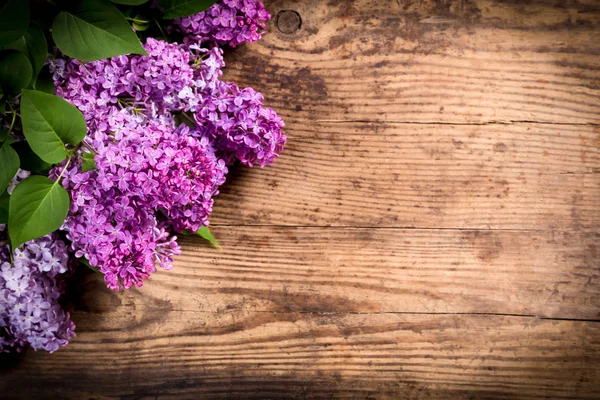 丁香花的暗褐色的木桌角 — 图库照片
