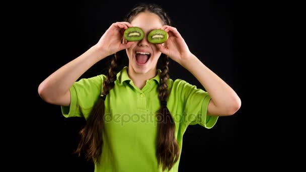 Menina engraçada com frutas fatiadas em seus olhos, animação stop motion — Vídeo de Stock