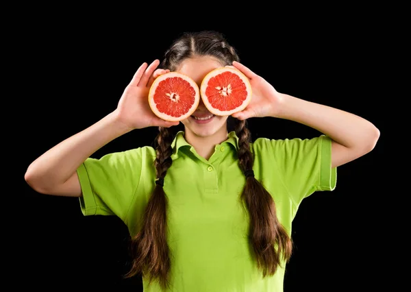 有趣的女孩，带在眼睛上的切片柚子 — 图库照片