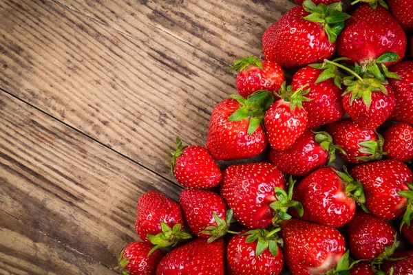 Food background with juicy strawberry on wood table and copyspac — Stock Photo, Image