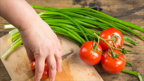 Cortar el tomate en tabla de cortar de madera — Vídeo de stock