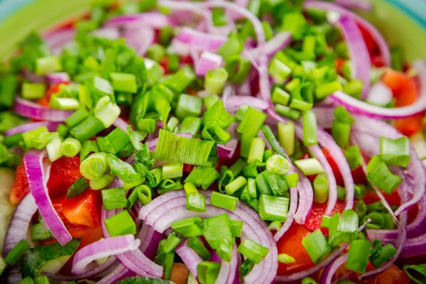 Крупный план салата с нарезанными овощами в миске — стоковое фото