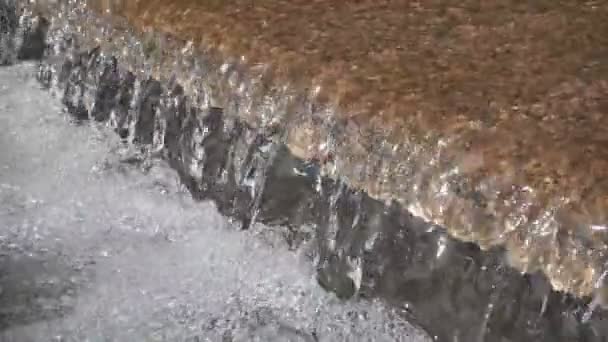 Gros plan de chute d'eau dans la fontaine, au ralenti — Video