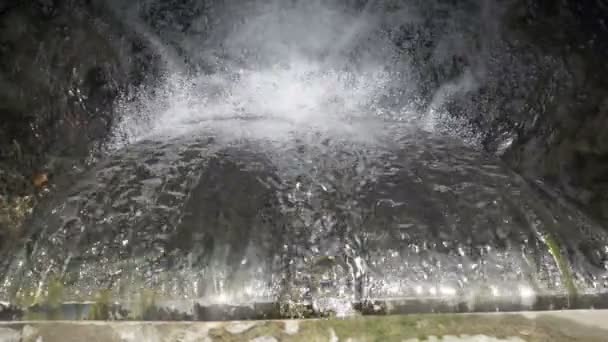 Ροή της πτώσης του νερού, πάνω από άποψη, αργή κίνηση — Αρχείο Βίντεο