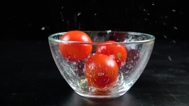 Val cherry tomaten in glazen kom, slow-motion — Stockvideo