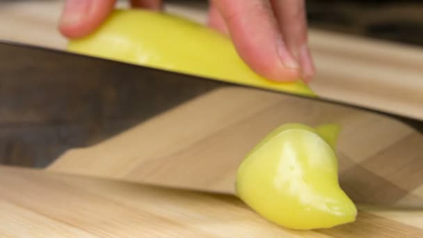 Close-up van gesneden groene paprika op snijplank — Stockvideo
