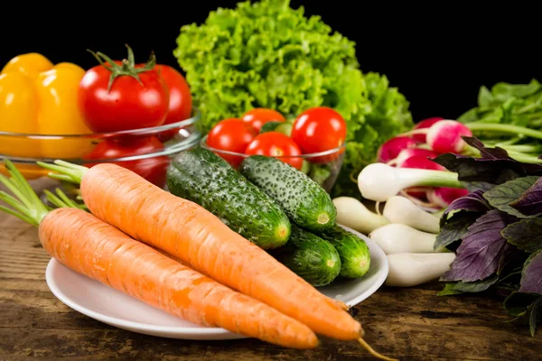 Surtido de verduras en mesa de madera —  Fotos de Stock