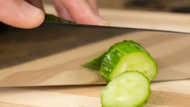 Primer plano del pepino cortado en la tabla de cortar — Vídeo de stock