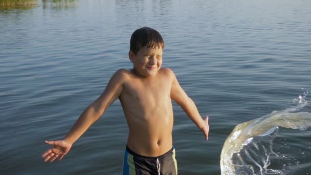 Дитина бризкає воду обличчям, повільний рух — стокове відео