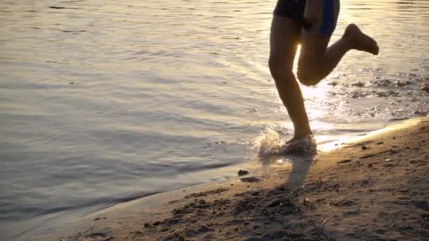 Dos niños corriendo a la playa al atardecer, cámara lenta — Vídeos de Stock