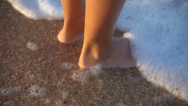 Gros plan des jambes de l'enfant debout au surf avec de l'eau courante — Video