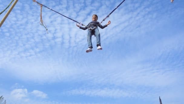 Chłopiec, skoki na bungee trampolina — Wideo stockowe