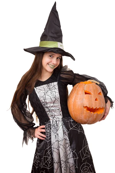 Tânără fată în costum de vrăjitoare cu dovleac mare în mână — Fotografie, imagine de stoc