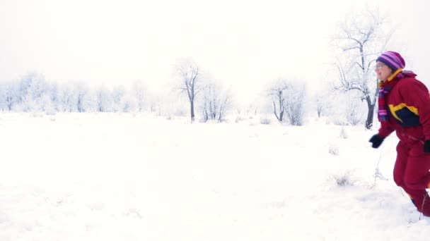 Três pessoas correndo juntas na paisagem de inverno — Vídeo de Stock