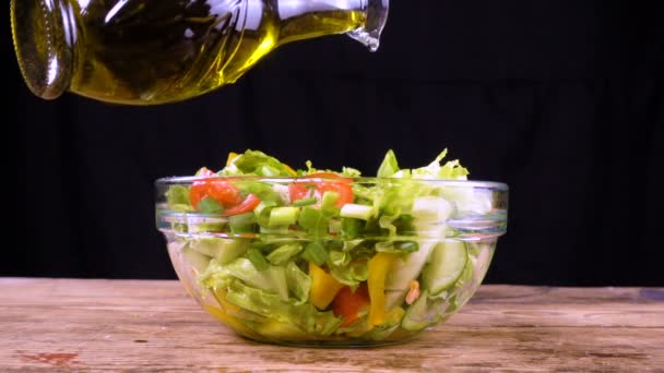 Het toevoegen van een olijfolie aan salade met glazen kom — Stockvideo