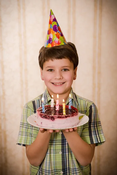 誕生日ケーキを持って微笑む少年 — ストック写真