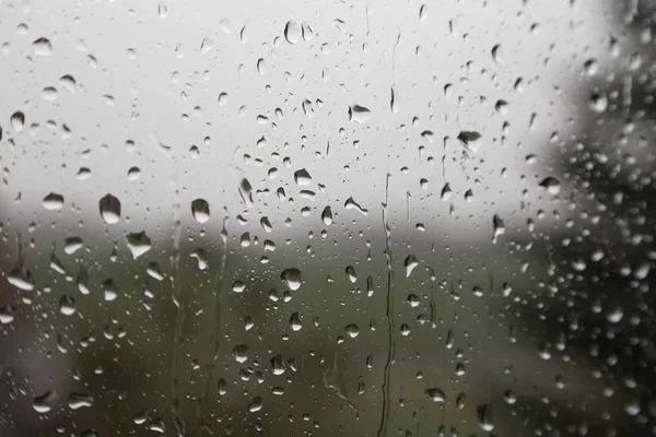 Gotas de chuva no vidro da janela — Fotografia de Stock